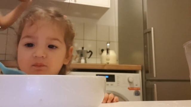 Cофия готовит желе. Sofia kocht eine Götterspeise. смотреть онлайн