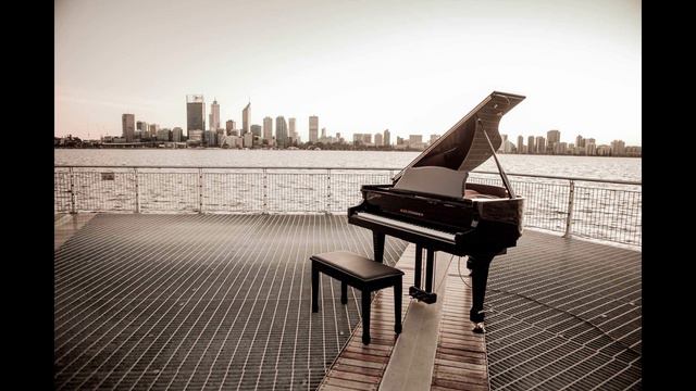 Игра на пианино возле фонтана в парке. Playing the piano near the fountain in the park. смотреть онлайн