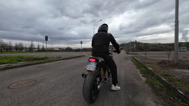 Ducati Monster 900 dark | Startup, Walkaround & Flyby | Goosebumps sound смотреть онлайн