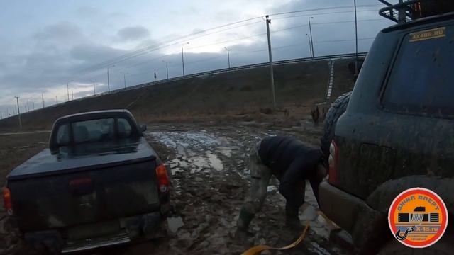 Вытаскиваем застрявшую машину с поля (запись прямого эфира) смотреть онлайн