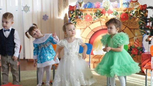 Новогодний утренник в детском саду Peter Pan (младшая группа, 2022 год) смотреть онлайн