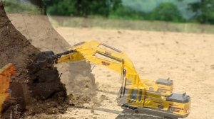 Игрушки возят навоз и купаются в реке