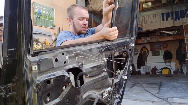 Как снять стекло и форточку с задней двери Хёндай Гетс? смотреть онлайн