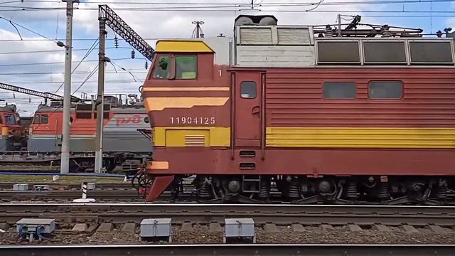 ЧС4Т-412 следует резервом