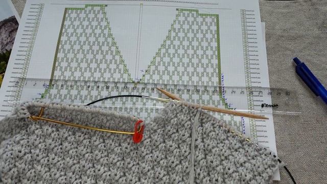 Жилет для мальчика спицами (часть 2) / v образный вырез спицами / скосы плеча, пройма рукава спицам смотреть онлайн
