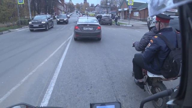 В МЕНТОВСКОЙ форме ВАЛИТ на ПИТБАЙКЕ Ирбис по ГОРОДУ смотреть онлайн