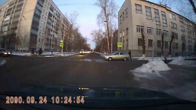 Дебил на четырке чуть не наехал на девушку.avi смотреть онлайн