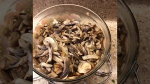 Грибной салат с фасолью и сухариками #салат #фасоль #грибы