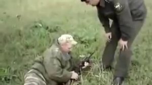 Офицер Российской армии тролит солдата