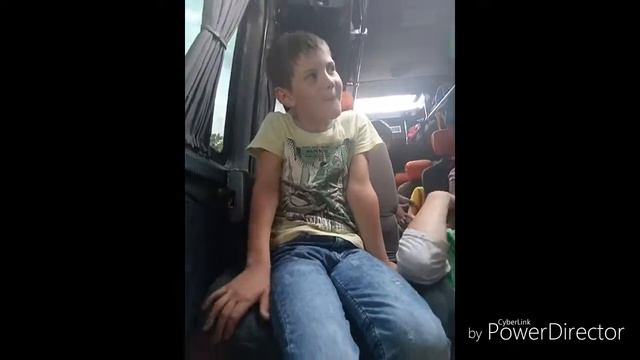Пацан поет и зажигает в автобусе! ) Поддержите пацана лайком Он старался именно для Вас! смотреть онлайн