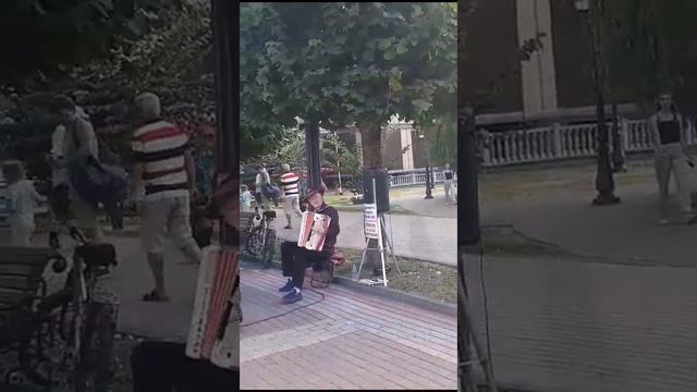 дед очень хорошо играет на аккордеоне в курортном бульваре в Кисловодске. смотреть онлайн