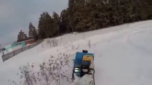 Мотобуксировщик ПОМОР  едет по целине.