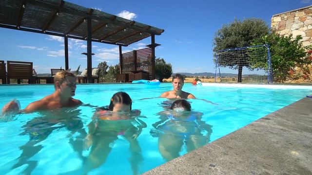 Chi RESISTE più TEMPO sott’ACQUA VINCE 1000€ 💰 con i Nostri AMICI NINNA E MATTI in PISCINA! смотреть онлайн