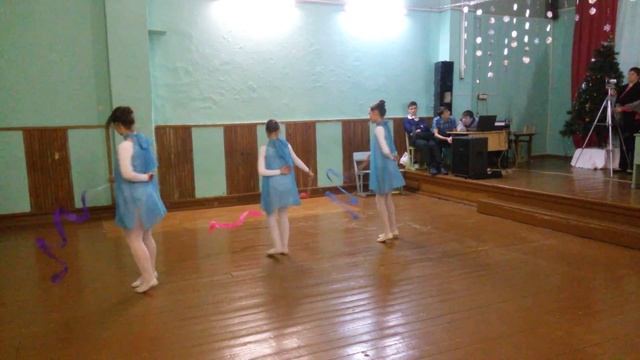 Очень простой и красивый танец с лентами!