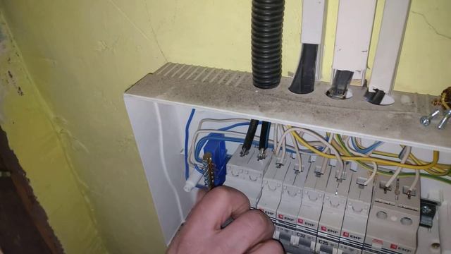 Замена вводного автомата под напряжением. смотреть онлайн