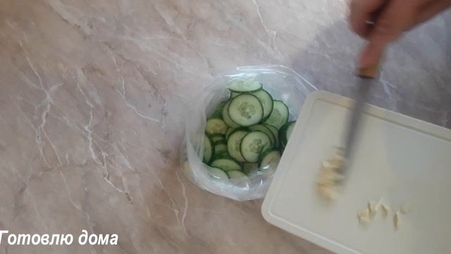 Хрустящие малосольные огурцы с чесноком и укропом за 20 минут в пакете смотреть онлайн