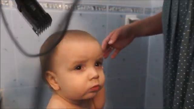 Новая стрижка Захарчика. Мама первый раз в жизни взяла машинку в руки смотреть онлайн