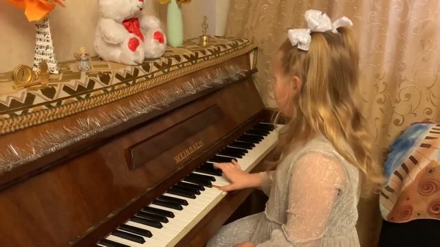 SOFT MOZART Winter Recital 2019-2020 Milana (6). Упр "Уронили мишку на пол" отдельно кажд рук смотреть онлайн