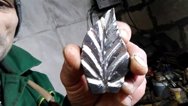 из рессоры делаю штамп листика борфрезами,художественная ковка,кованные элементы,кондуктор. смотреть онлайн