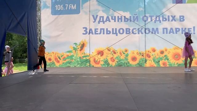 Дефиле на ярмарке Сибмамы в Заельцовском парке смотреть онлайн