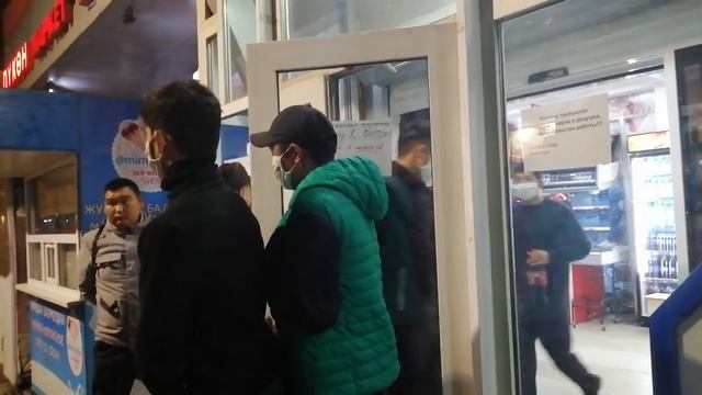 Бишкек. Без масок не пускают в магазин смотреть онлайн
