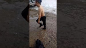 Пьяные купаются.