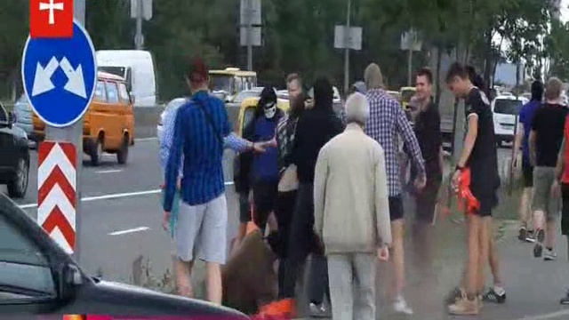 Napadnutie protestu proti odstráneniu pamätníka gen Vatutina v Kijeve смотреть онлайн