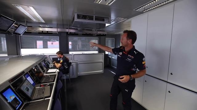 A tour of our race day control room with Christian Horner смотреть онлайн