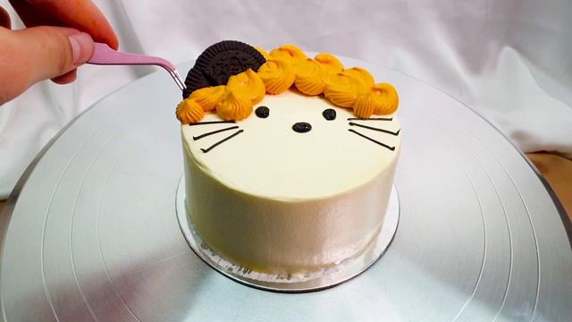 Get Fancy with Your Desserts: Decorate White Kitty Cream Cake with British Aristocratic Twisted Hai смотреть онлайн