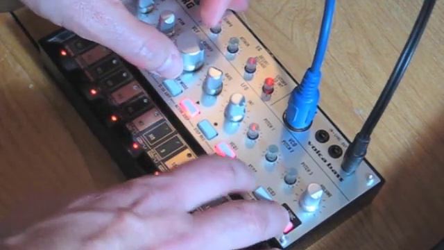 Korg Volca Bass Demo, Is it Acid? смотреть онлайн