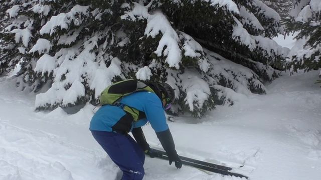 Скамейка из лыж и палок для привала в глубоком снегу смотреть онлайн