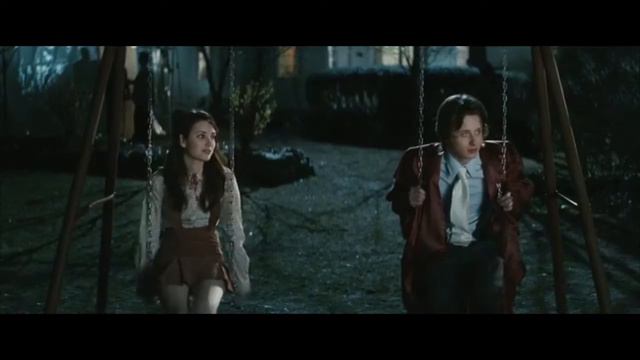 Рори Калкин + Эмма Робертс в фильме РОСКОШНАЯ ЖИЗНЬ