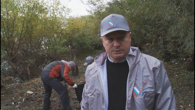 40 мешков с мусором вывезли после субботника на берегу реки Вологды смотреть онлайн