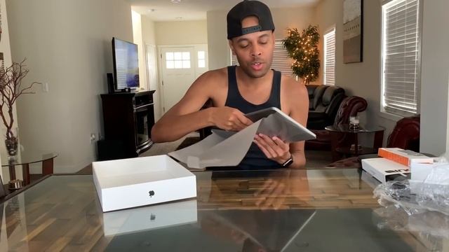 MacBook Pro 13 inch 2018 with Touch Bar unboxing + accessories. смотреть онлайн