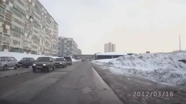 смешные пешеходы на дороге, адекваты и не очень! прикол! funny pedestrians on the road смотреть онлайн