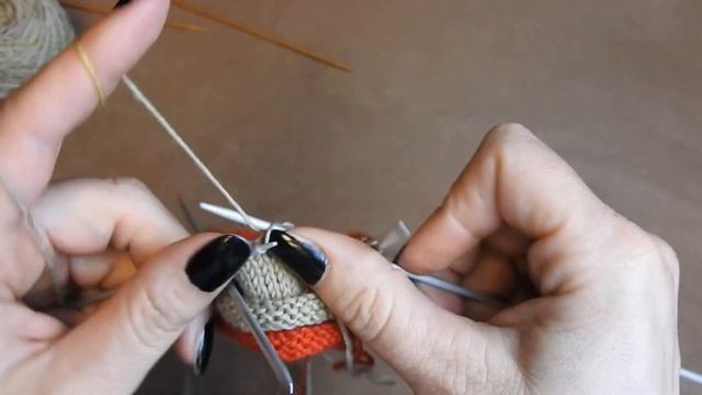 Rollbündchen und kleines Sockenmuster смотреть онлайн