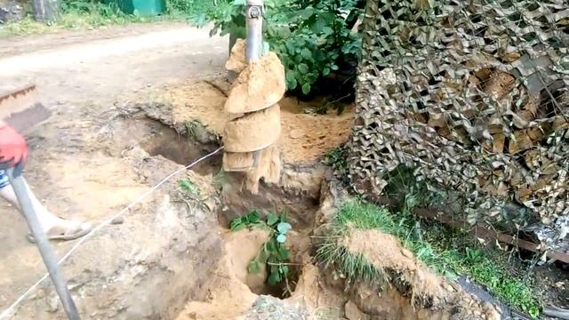 Как работает Бур? Что такое Бур? Как капать траншеи? Как это работает? Мини экскаватор..... смотреть онлайн