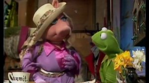 The Muppet Show - Miss Piggy appears angry