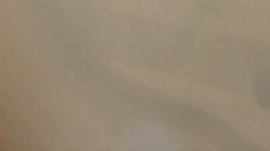 Вешаем фотографии в рамках на стену.