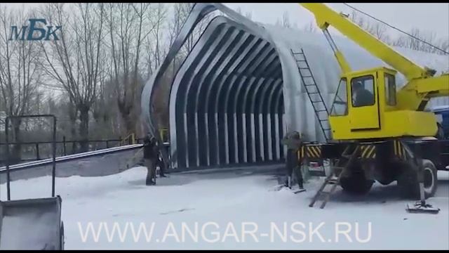 Сборка ангара с помощью крана / зимний период смотреть онлайн