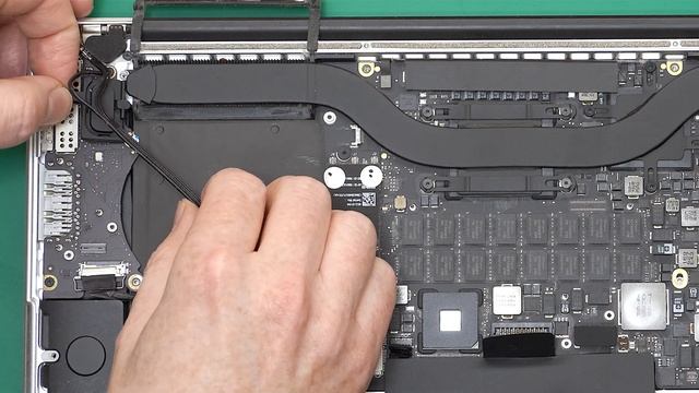 Speaker Replacement: mid-2015 MacBook Pro 15" A1398 [Revised] смотреть онлайн