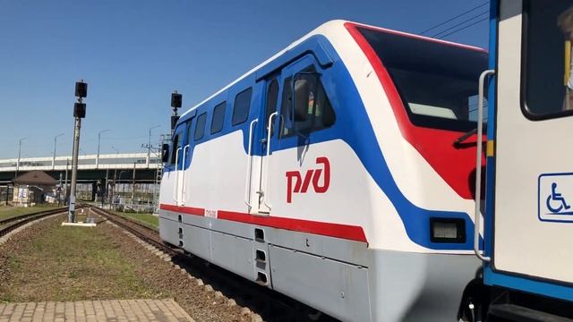 ТУ10-030 с фирменным поездом «Сказка» и с приветливым машинистом отправляется с платформы Юный