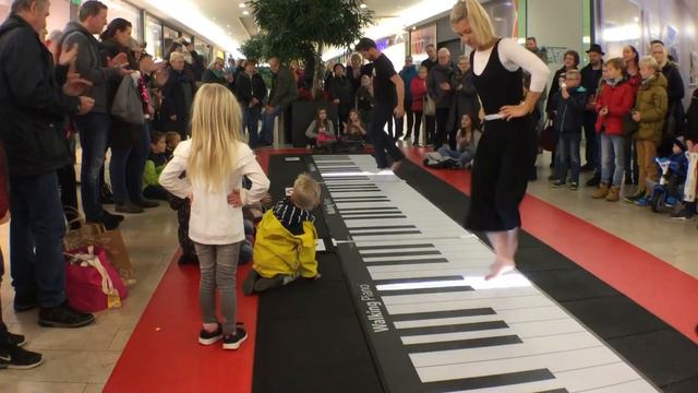 BELLA CIAO on GIANT PIANO смотреть онлайн