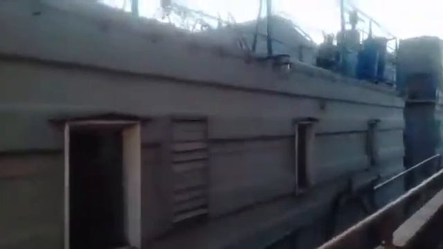 Разгрузка песка.