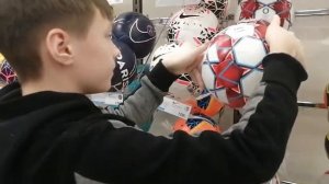 Как правильно выбрать футбольный мяч?/выбираю и показываю