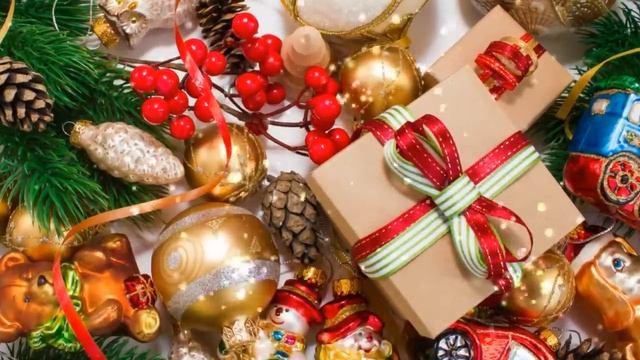 Новогодние игрушки, свечи и хлопушки смотреть онлайн