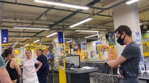 БУХОЙ ЗАЩИТНИК ПРОСРОЧКИ ПРИМЕНЯЕТ БОЙЦОВСКИЕ НАВЫКИ / БОРЗЫЙ ОХРАННИК / PHOTOHUNTER ЛЕНТА ЧАСТЬ 1