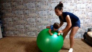 Занятие на фитболе для детей 6-9 месяцев. Наши упражнения.