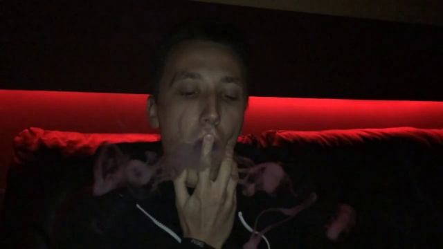 Лёша Пчёлкин пускает двойные кольца (double rings shisha) смотреть онлайн