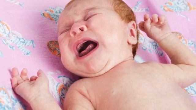 КАК УСПОКОИТЬ РЕБЕНКА КОГДА ОН ПЛАЧЕТ | Что делать когда плачет новорожденный ребенок смотреть онлайн